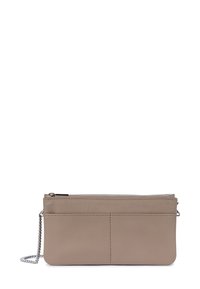 Clutch in pelle di un morbido taupe, dalla forma rettangolare e slanciata, con chiusura a zip, tracolla a catena e tasca frontale con dettagli di cucitura.