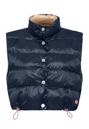 Marineblaue Steppweste mit hohem Kragen, silbernen Druckknöpfen vorne, verstellbaren pinkfarbenen Kordelzügen am Saum und hellbeigem Innenfutter am Kragen.