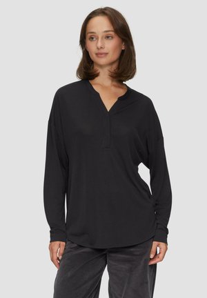 Zwarte lange mouwen shirt met een relaxed fit, V-hals en zachte stof. Heeft een verlaagde schouderlijn en een afgeronde zoom.