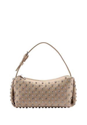 Beige rechteckige Handtasche mit einem einzelnen verstellbaren Riemen, verziert mit gleichmäßig verteilten silbernen Nieten, die die Oberfläche bedecken.