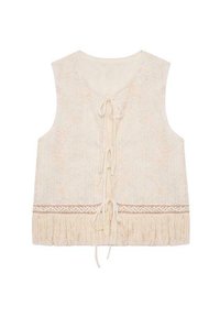 Top sin mangas en crema con borde de encaje, cuerpo texturizado, lazos frontales y dobladillo con flecos, que presenta sutiles patrones florales y detalles trenzados.