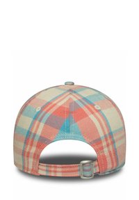 Verstellbare Kappen in Beige, mit rot-blauen karierten Mustern. Der Stoff hat eine strukturierte Oberfläche. Metallverschluss auf der Rückseite.