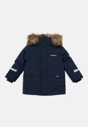 Manteau d'hiver pour enfants bleu marine avec capuche bordée de fourrure, poches avant, bandes réfléchissantes sur les manches et logo Didriksons sur la poitrine.