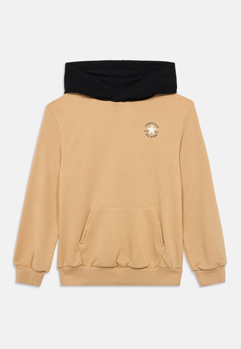 Φούτερ με κουκούλα σε ταμπά χρώμα και μαύρη κουκούλα, με τσέπη καγκουρό και στρογγυλό λογότυπο στο στήθος. Μαλακό ύφασμα με ριμπ μανσέτες.