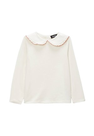 Chemise blanche à manches longues pour tout-petit avec un grand col rond de style Peter Pan orné d'un galon rose froncé et une étiquette de marque noire à l'intérieur de l'encolure.