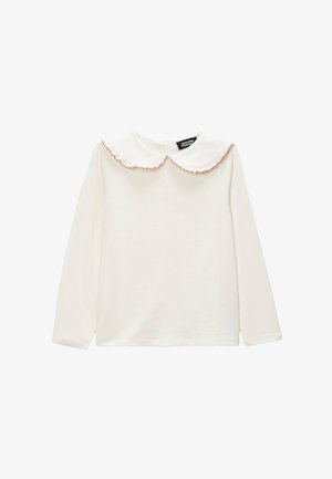 Chemise blanche à manches longues pour tout-petit avec un grand col rond de style Peter Pan orné d'un galon rose froncé et une étiquette de marque noire à l'intérieur de l'encolure.