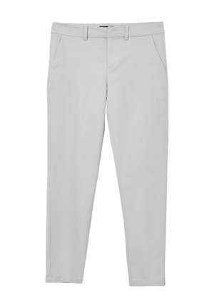 Pantaloni grigio chiaro, sagomati e con una texture liscia. Presentano tasche laterali e una vita standard. Le gambe si assottigliano alla caviglia.
