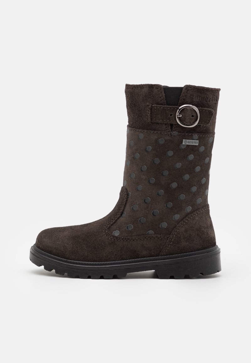 Botte mi-mollet en daim marron foncé à pois noirs, bride avec boucle près du haut, semelle durable et étiquette imperméable Gore-Tex sur le côté.