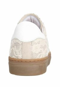 Schnürschuhe mit Spitzenrücken, die mit einem beigen Spitzenoverlay, einer weißen Synthetikferse und einer hellbraunen Gummisohle mit strukturierter Oberfläche ausgestattet sind.