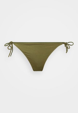 Bas de bikini vert olive en matériau brillant, avec des liens sur les côtés et une coupe classique taille basse. Texture lisse sans motifs.