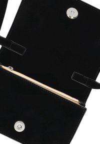 Zwarte lakleren tas met een gladde textuur, voorzien van een ritsvak en drukknoopsluiting. Binnenkant gevoerd met beige en subtiele stiksels.