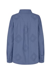 Niebieska koszula z długim rękawem i kołnierzykiem, z teksturowanymi wzorami w kształcie diamentów równomiernie rozłożonymi na plecach i rękawach.