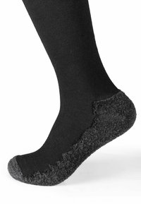 Calzino nero con una suola in spugna grigia strutturata, caratterizzato da un upper liscio e dettagli arricciati al tallone per una presa migliorata.