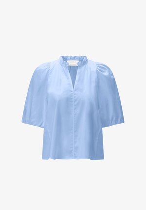 Hellblaue Bluse mit einem Rüschkragen, kurzen Puffärmeln und einer vorderen Nahtdetail, dargestellt auf weißem Hintergrund.