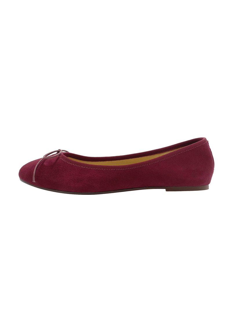 Ballerines en daim bordeaux avec un bout rond, présentant un petit nœud à l'avant et un talon bas et plat. Doublure intérieure lisse.