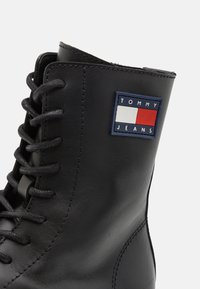 Tommy Jeans LACE UP MID BOOT SMOOTH - Botines con cordones - black