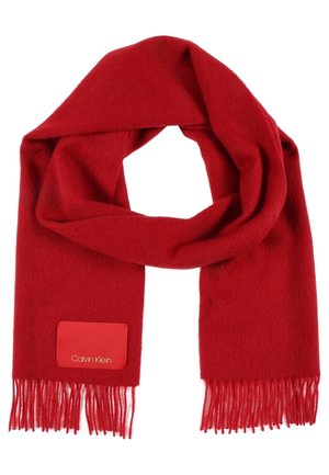 Écharpe en laine rouge avec des extrémités à franges et une étiquette rectangulaire Calvin Klein cousue d'un côté.