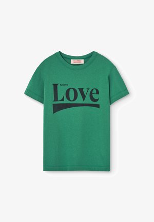 Groene katoenen T-shirt met 'Always Love' in vetgedrukt zwart tekst. Korte mouwen en een ronde halslijn met een relaxte pasvorm.