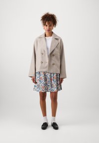 Vero Moda Tall VMSIS SMOCK SHORT SKIRT - sukňa v tvare A - bright white/blue