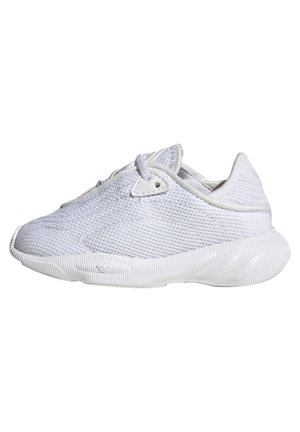 Hvid letvægts mesh sneaker med tekstureret sål og snørebånd, vist i sideprofil på hvid baggrund.