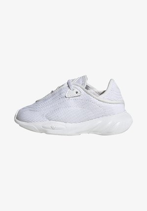 Biały lekki meshowy sneaker z teksturowaną podeszwą i sznurowadłami, pokazany w profilu bocznym na białym tle.