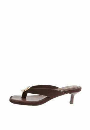 Ruda mažo kulno basutė su tarpupirščiu dirželiu ir mažu auksiniu sagties detalės elementu ant balto fono.