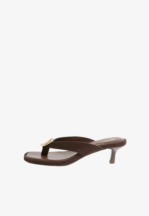 Bruine sandaal met een lage hak (kitten heel), met teenriem en een klein gouden gespdetail op een witte achtergrond.