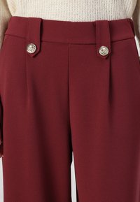 ONLY ONLSANIA TIE BUTTON PANT - Nohavice - burgundy
