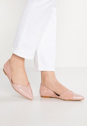 Różowe baleriny z zaostrzonym noskiem, z przodu wykonane z błyszczącej skóry lakierowanej, po bokach z matowego zamszu. Posiadają niski obcas i wycięcie w kształcie litery V, co tworzy elegancką sylwetkę.