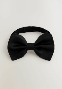 Papillon in raso nero con una texture liscia e una forma classica, caratterizzato da un nodo centrale e una cinghia regolabile per la vestibilità.