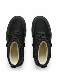 Svarta vattentäta stövlar med överdel i texturerad tyg, fuskpälsfoder och elastiska snoddar för en säker passform. Ögla vid hälen för enkel påtagning.