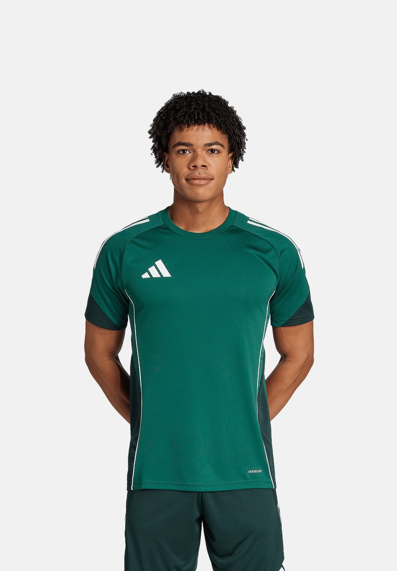 T-shirt de sport vert à manches courtes avec des accents blancs, dotée d'un col rond et d'une coupe ajustée, fabriqué en matériau synthétique respirant.