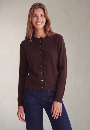 Street One Studio, CARDIGAN WITH A ROUND NECK AND RUFFLE DETAILS - Gilet - russet red
