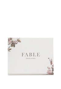 Caja rectangular blanca con el texto "FABLE ENGLAND" en el centro y diseños florales en la esquina superior izquierda y la esquina inferior derecha.