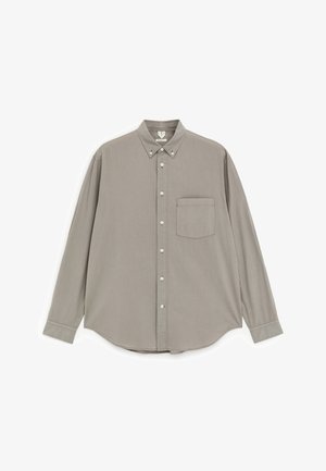 Beige overhemd met lange mouwen, knoopsluiting, een borstzak en een met knopen sluitende kraag, plat uitgespreid op een witte achtergrond.