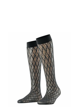 Een paar kniehoge zwarte visnetkousen met een golvend kanten patroon en effen zwarte manchetten.