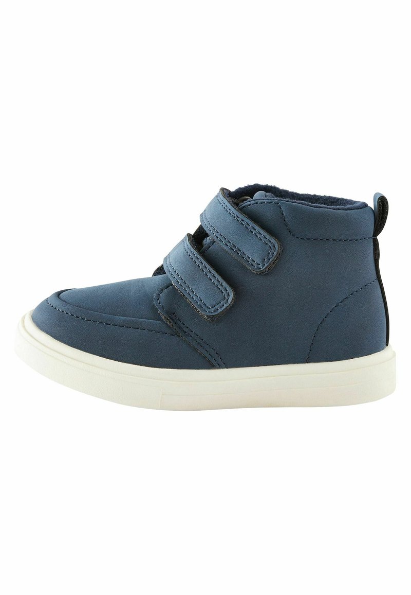 Baskets montantes bleues pour enfants avec deux bandes Velcro et semelle blanche, doublure douce à l'intérieur et languette à l'arrière.