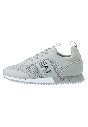 Lichtgrijze casual sneaker van Emporio Armani met meshpanelen, veterlinten aan de voorkant, gebrandmerkte zijpanelen en een gestructureerde zool met logodetails.