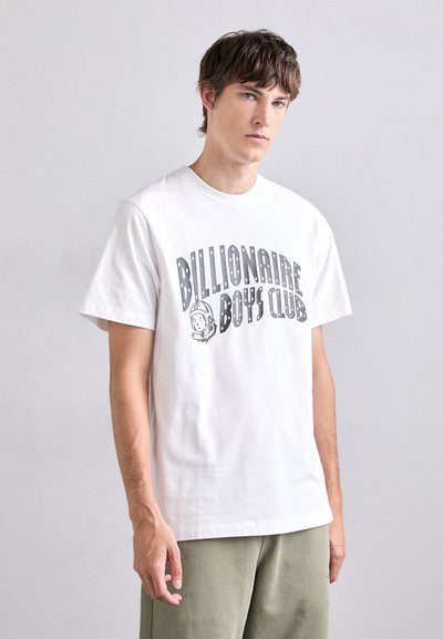 T-shirt en coton blanc avec un texte noir audacieux "Billionaire Boys Club" et un graphique d'astronaute, avec une coupe décontractée et des manches courtes.
