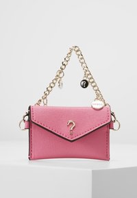 Mini sac en simili cuir rose avec une chaîne en métal doré, design en enveloppe et accent en forme de point d'interrogation à l'avant. Présente une bordure noire.