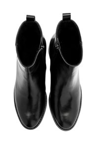 Czarne skórzane botki za kostkę o gładkim wykończeniu, z okrągłym noskiem i zamkami błyskawicznymi z boku. Brak widocznych wzorów, minimalne detale przeszyć.