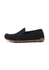 Schwarzer Wildleder Slipper mit runder Zehenform, brauner Gummisohle, dekorativen Nähten und einem flachen Design.