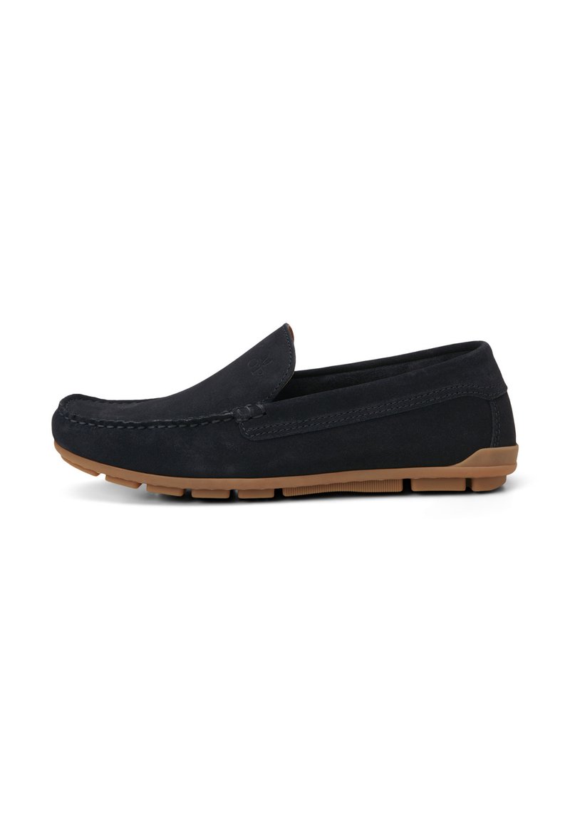 Schwarzer Wildleder Slipper mit runder Zehenform, brauner Gummisohle, dekorativen Nähten und einem flachen Design.