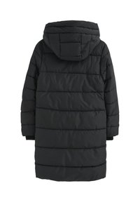 Svart pufferjacka med huva, med horisontellt quiltat mönster och långa ärmar. Tyget verkar slätt med en lätt glans.