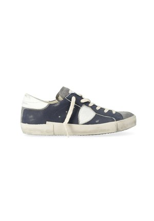 Sneaker basse casual in navy e grigio con lacci bianchi, dal look vissuto, e un logo a scudo bianco sul lato.