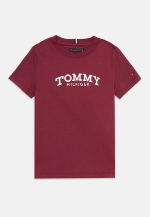 Bordowa bawełniana koszulka z krótkim rękawem, z białym logo „TOMMY HILFIGER” na piersi i małym akcentem w postaci flagi na rękawie.