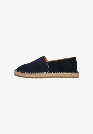 Espadrilla in suede blu navy con suola in corda, caratterizzata da una punta arrotondata e dettagli cuciti lungo il bordo. Parte superiore liscia e fodera marrone chiaro.