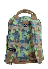 Zaino con motivo mimetico verde, blu e beige, realizzato in tessuto resistente, dotato di due tasche laterali, spallacci imbottiti e maniglia superiore per il trasporto.