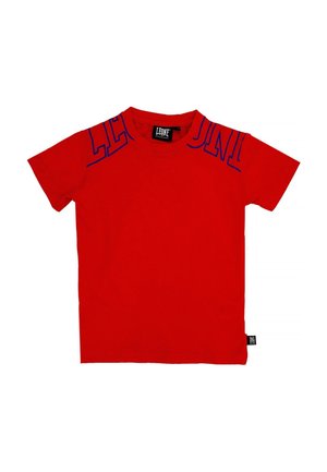 T-shirt rouge à manches courtes avec des lettres à contour bleu foncé sur les épaules, sur fond blanc.