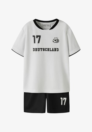 Wit en zwart sportoutfit met nummer 17, voetbalbal grafiek en de tekst "Deutschland" op het shirt, gecombineerd met zwarte shorts.